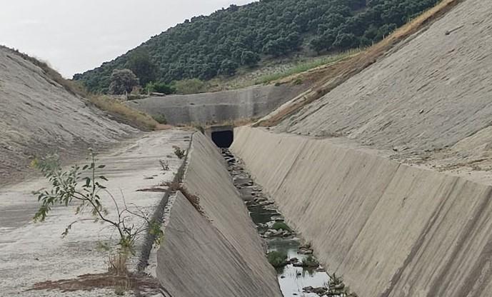 Denuncian olores y mosquitos por el deterioro del aliviadero de la Laguna de Torrox