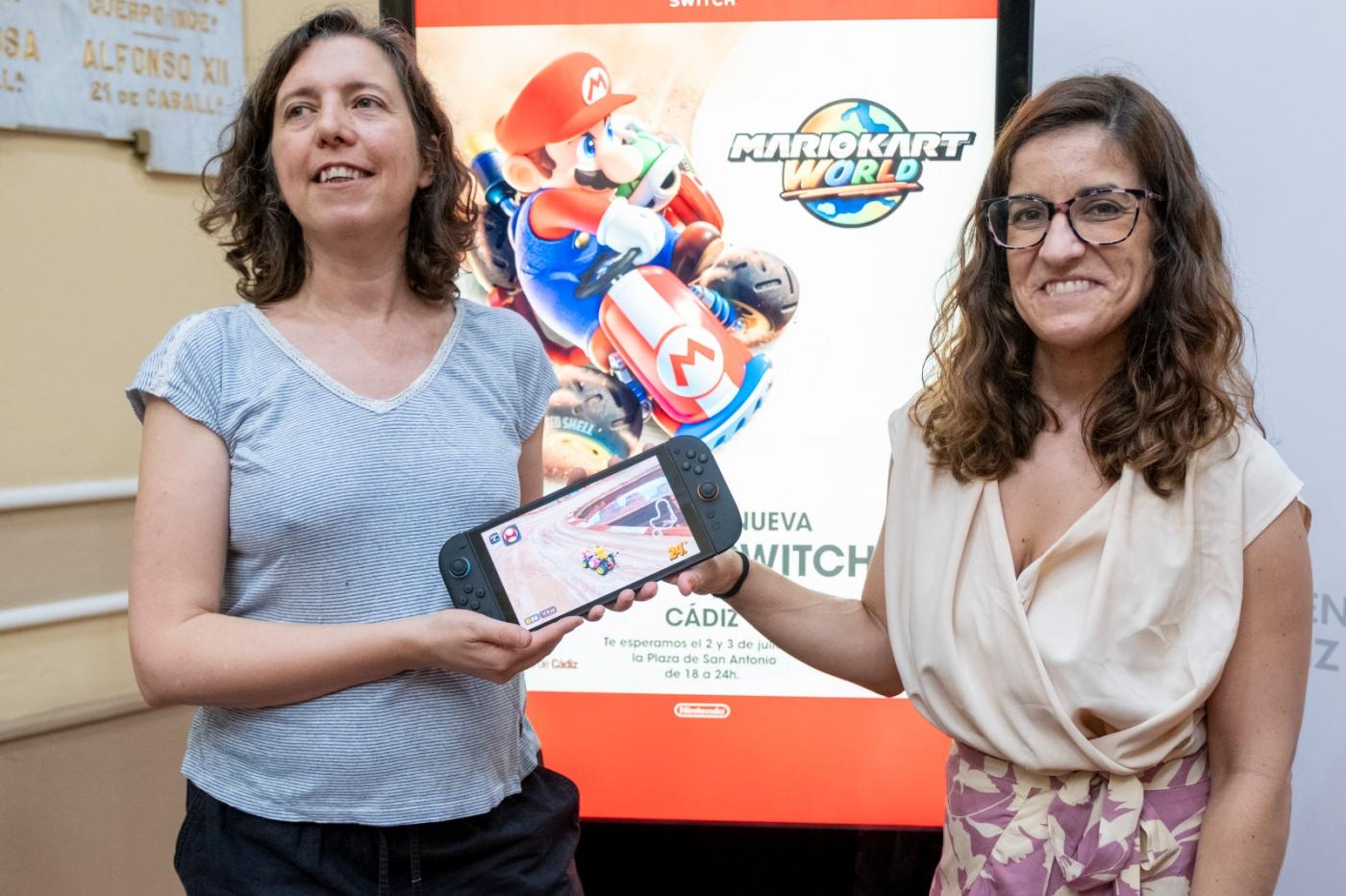 Gloria Bazán y Rosa Gil, con la nueva consola de Nintendo.  - VIVA