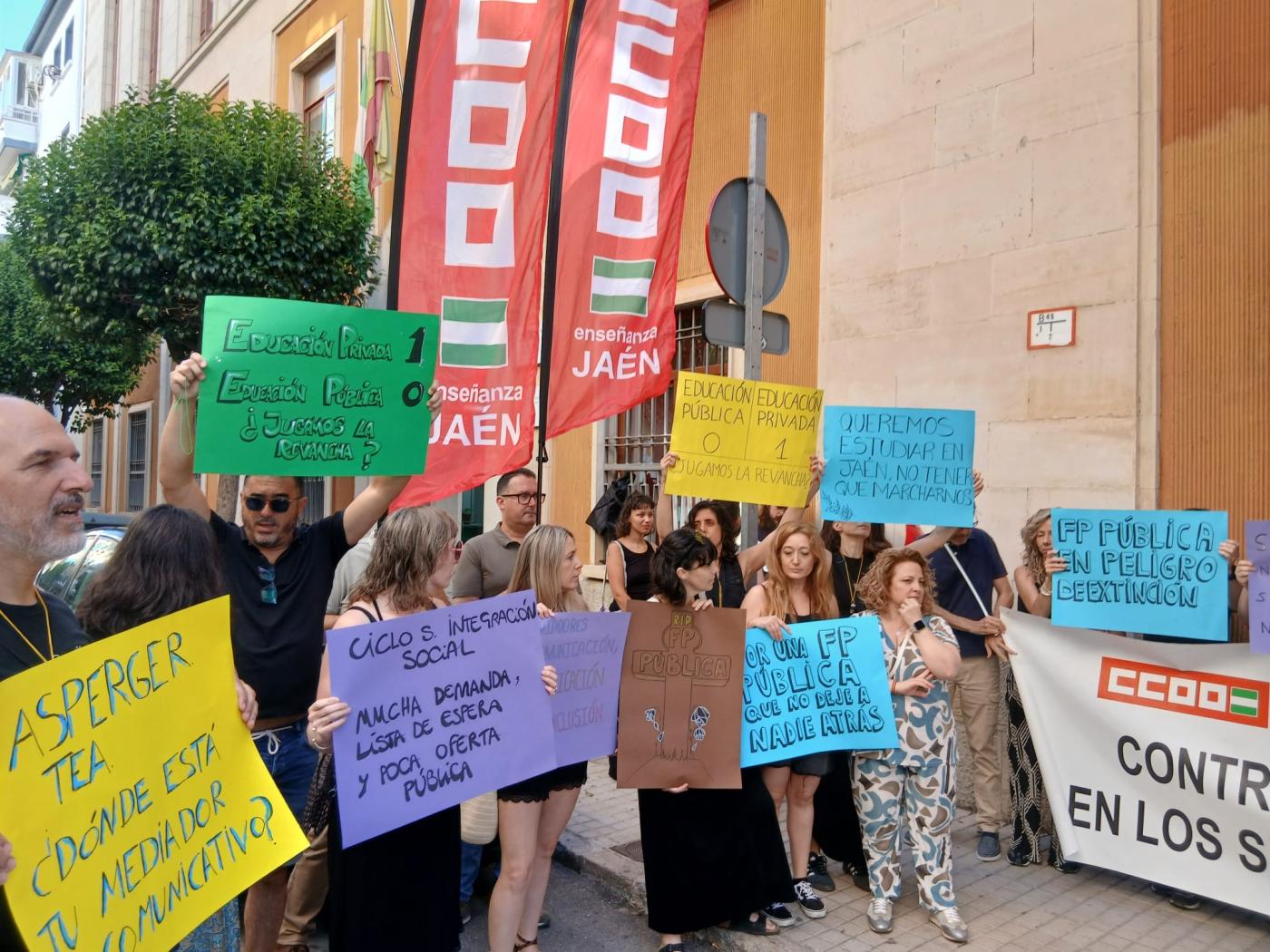 Protesta a las puertas de la Delegación de Educación. - CC OO.
