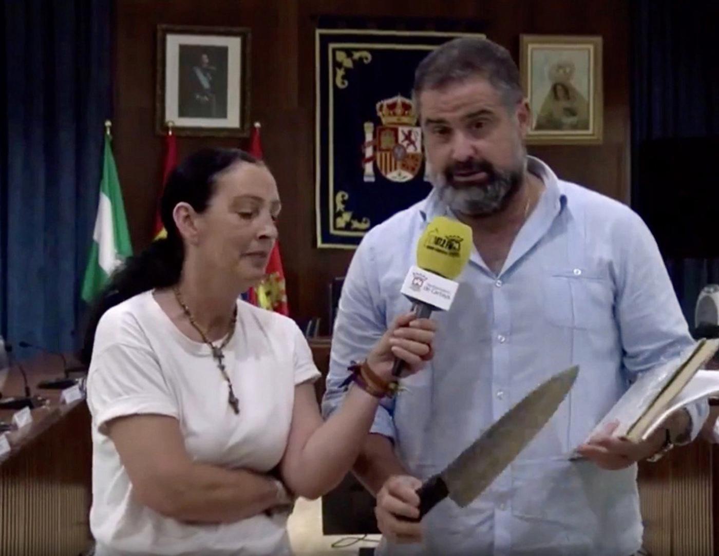 El alcalde de Cartaya, Manuel Barroso, con el cuchillo - IU Huelva