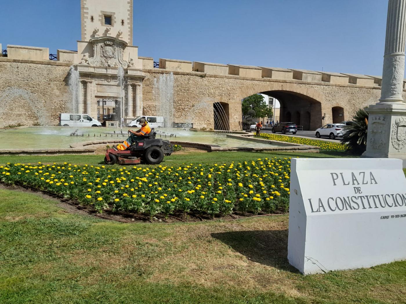 Nuevas flores en el entorno de las Puertas de Tierra.  - Ayuntamiento de Cádiz