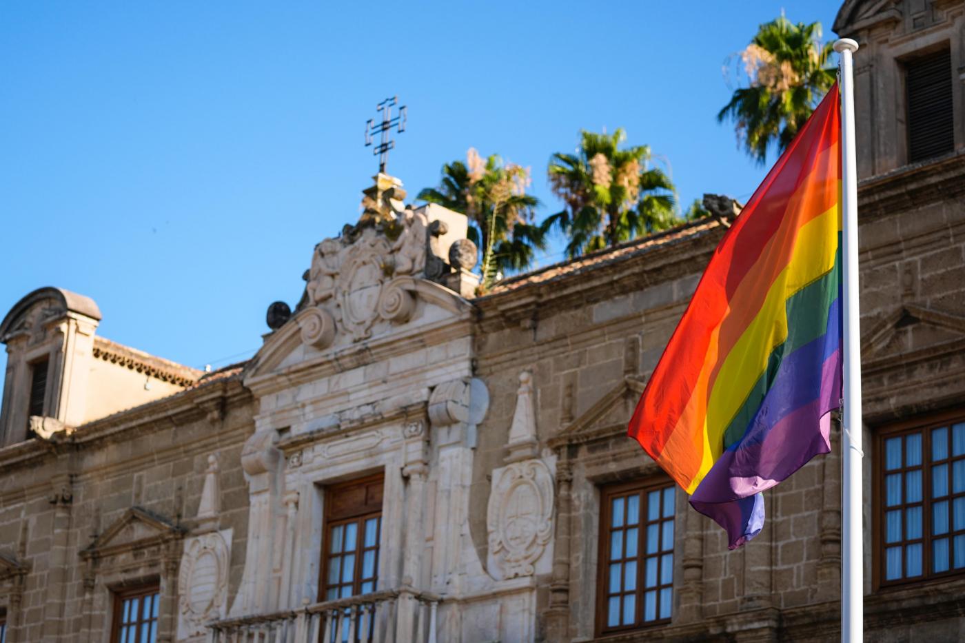 El Parlamento andaluz iza la bandera del colectivo Lgtbi para celebrar el Día del Orgullo