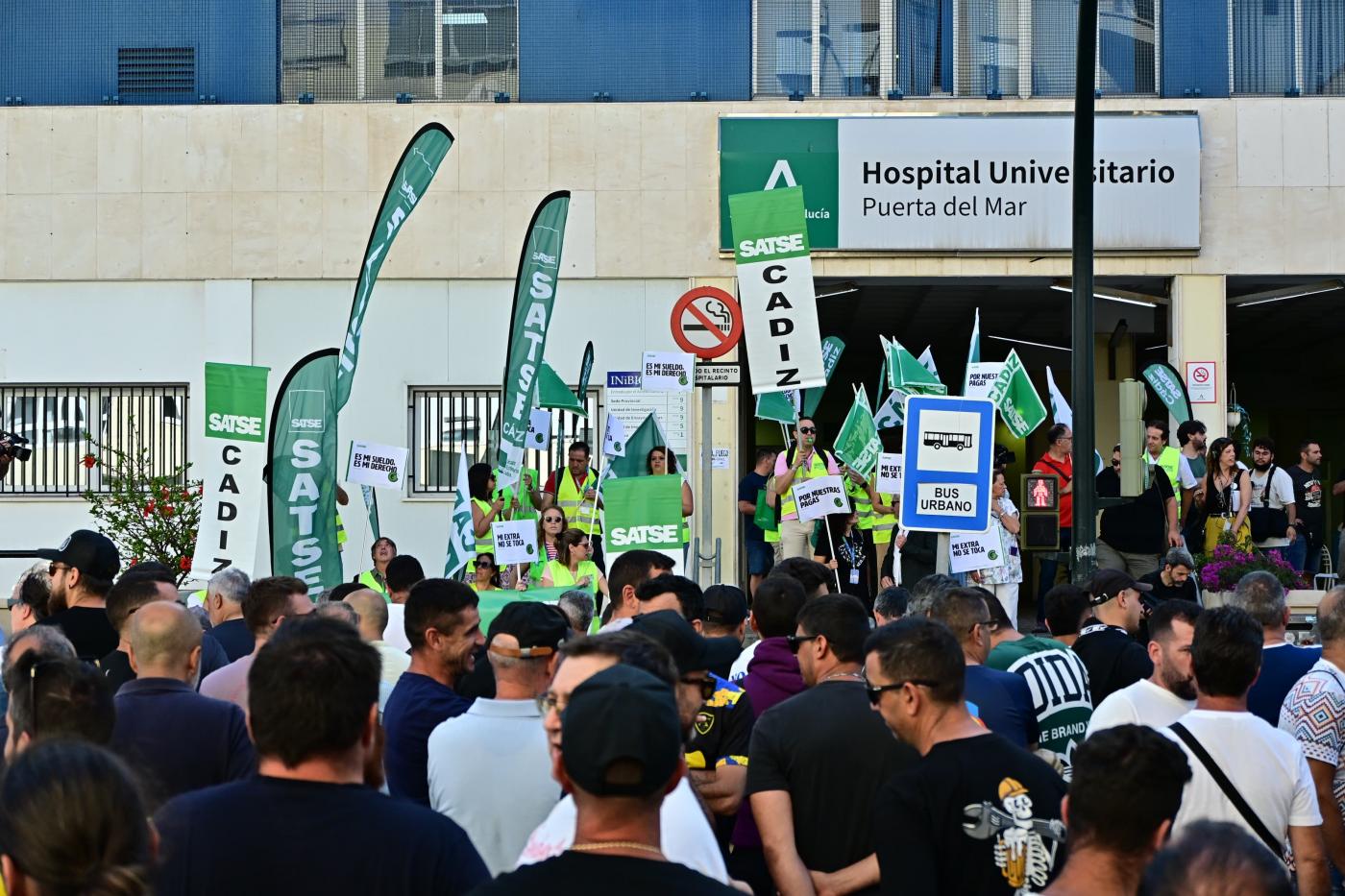 Trabajadores del metal y enfermeros se unen para cortar la avenida principal de Cádiz
