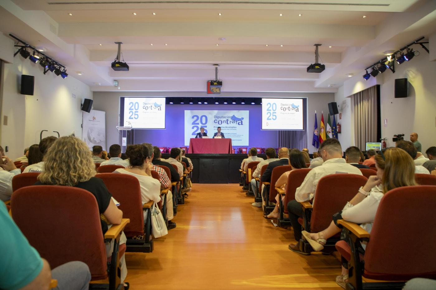 Imagen de la jornada entorno a 'Diputación contrata'. - AI