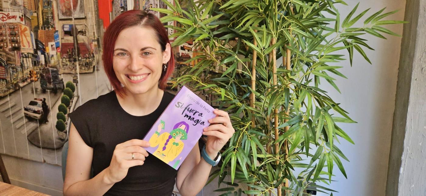 Enara López, con un ejemplar del libro.  - Viva Jaén