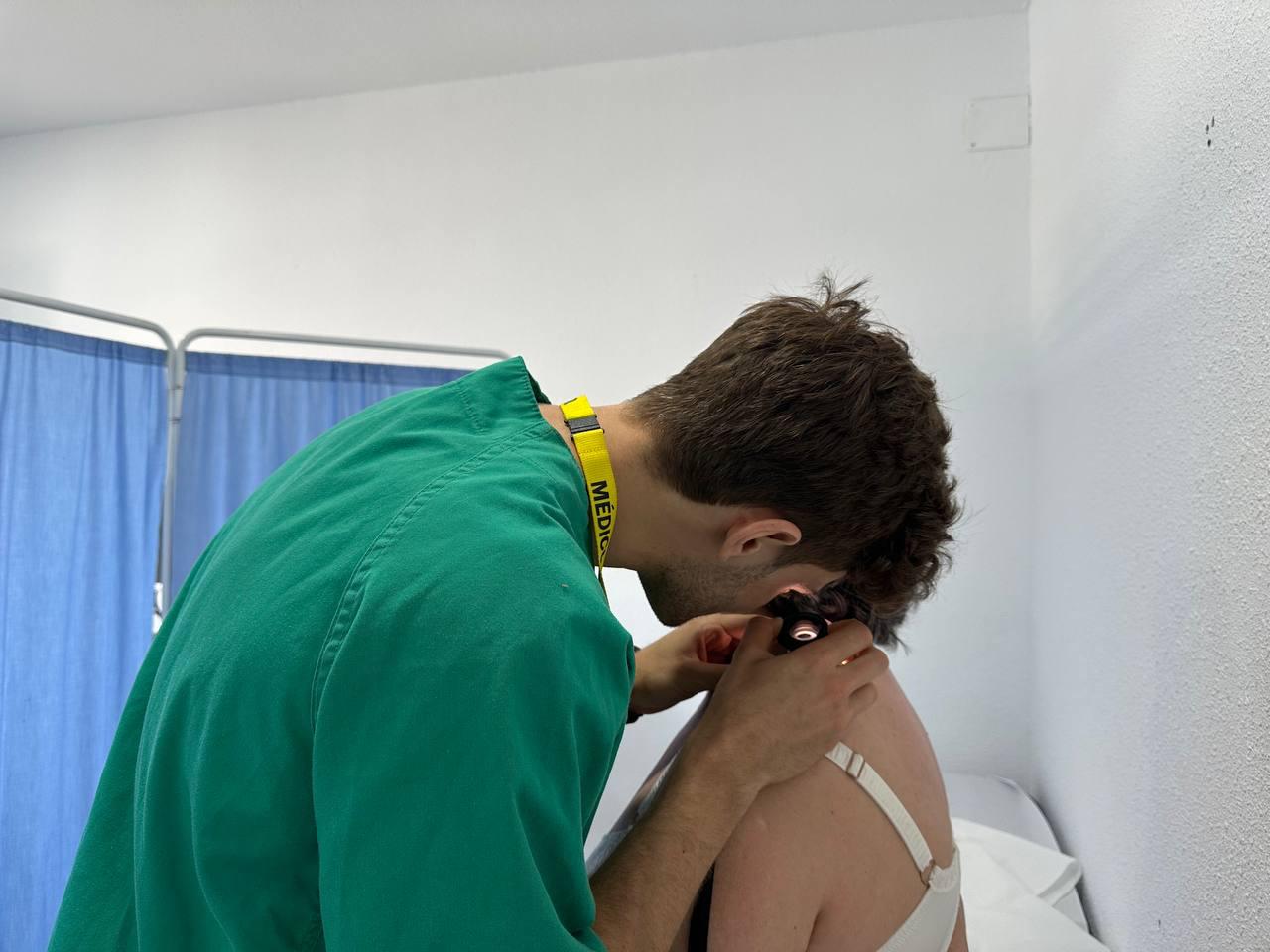 Dermatólogos gaditanos llevan a cabo iniciativas para concienciar sobre el cáncer de piel