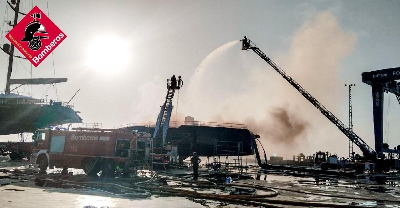 Incendio en una embarcación de tipo catamarán. - Europa Press.