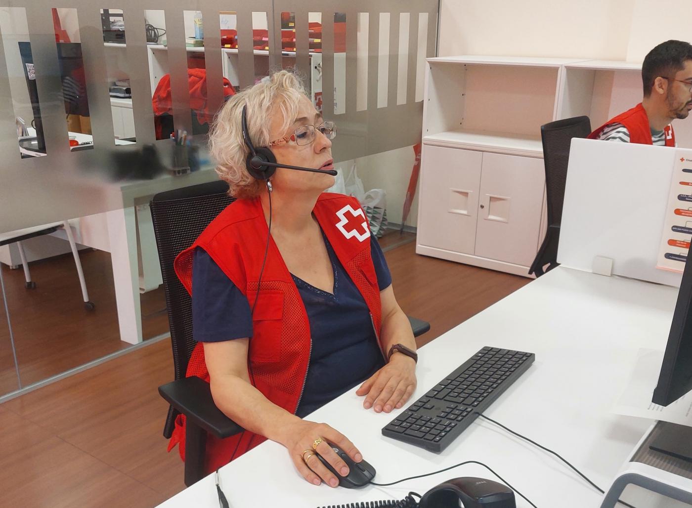 Cruz Roja hace seguimiento telefónico en Córdoba a más de 600 mayores en Córdoba