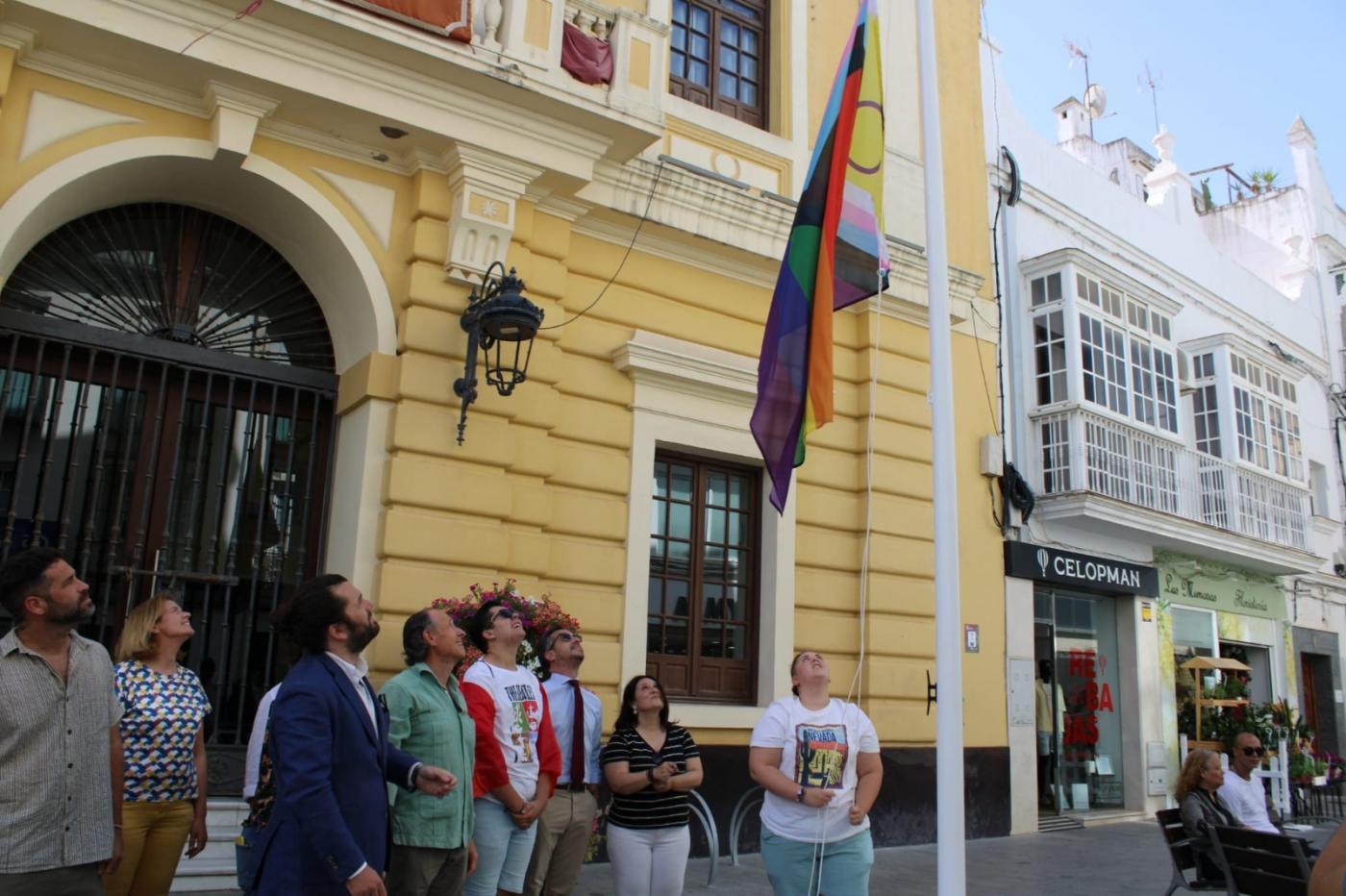 Arranca el Orgullo en Chiclana con el izado de la bandera LGTBI frente al Ayuntamiento
