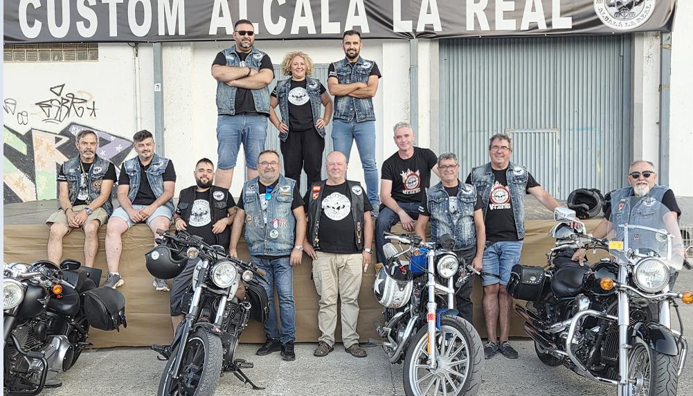 Miembros de Custom Alcalá, ayer, en El Silo.  - 