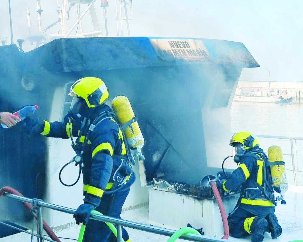 Arde un Barco Pesquero en el Puerto de Bonanza sin daños personales