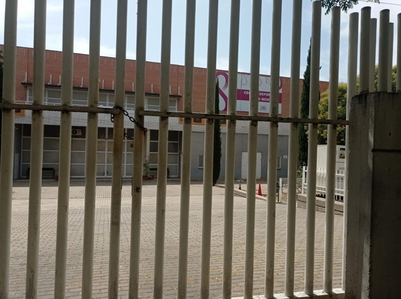 Pabellón de Pino Montano cerrado ayer a las 12.30 de la mañana. - PSOE