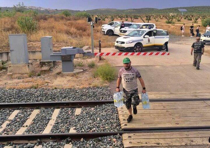 El agricultor ayuda a los pasajeros en una de las incidencias. - PP.