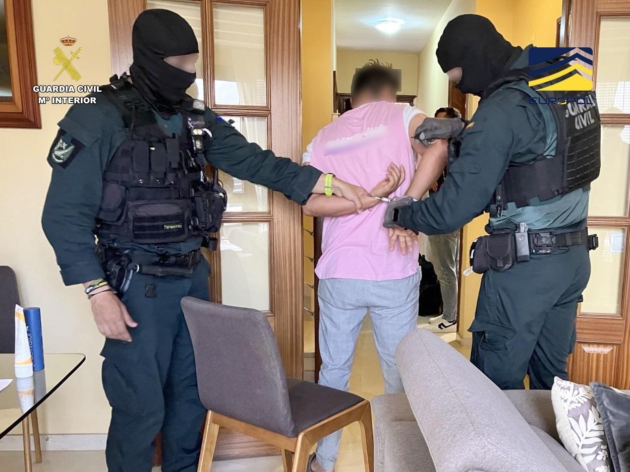 Detenidos 5 miembros de una red que estafó 460 millones con criptos en 30 países