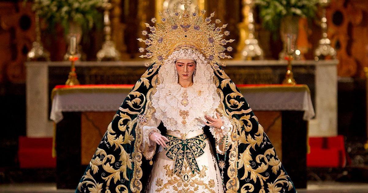 La Virgen del Rocío recibe a Sevilla en besamanos en El Salvador