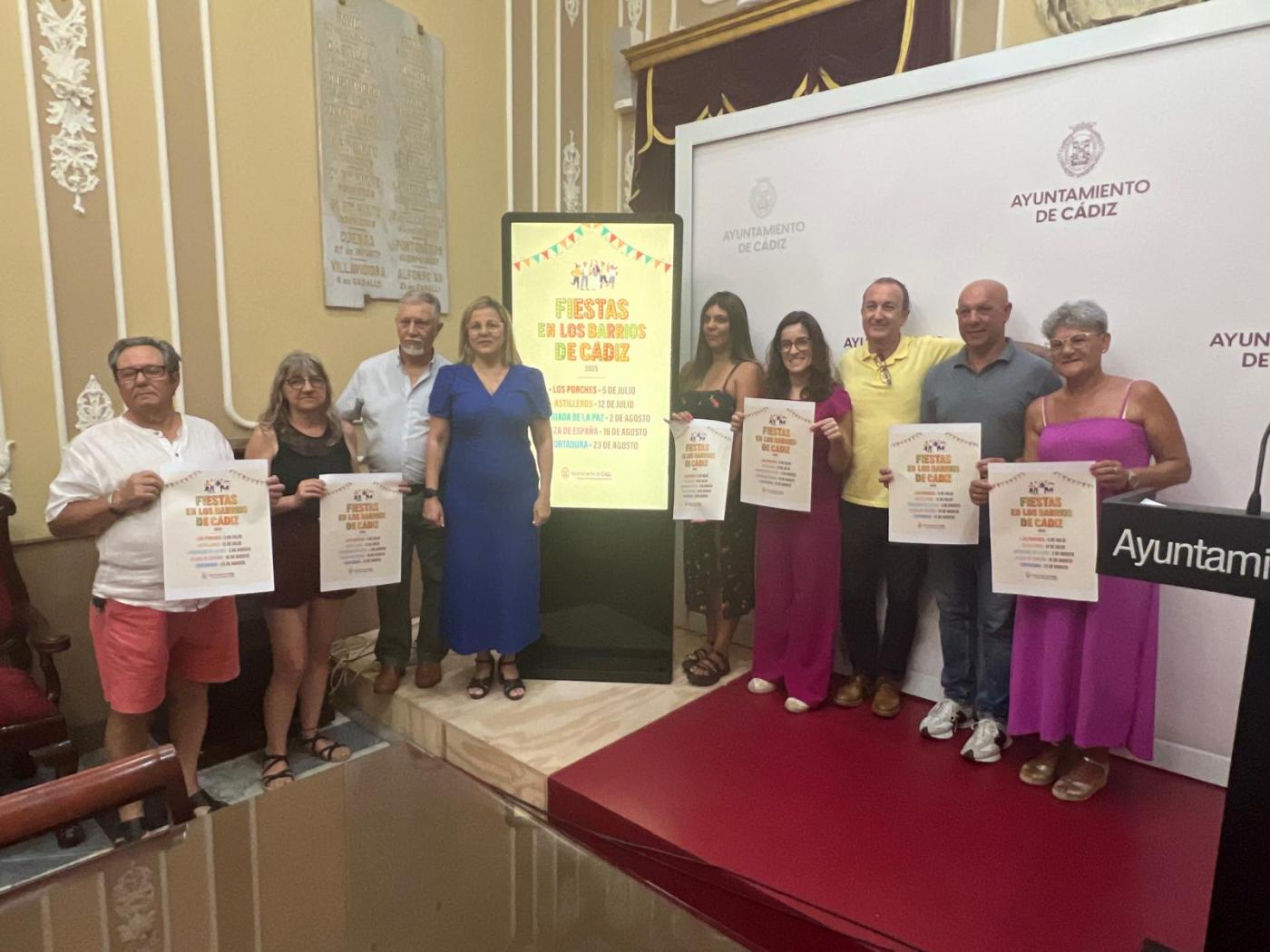 Loli Pavón, junto a los representantes de las asociacione de vecinos.  - D.M.