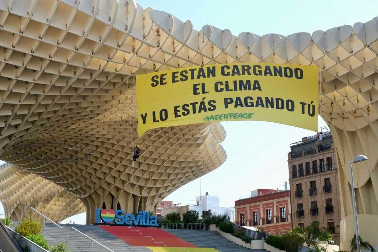 Pancarta gigante en La Setas para exigir 
