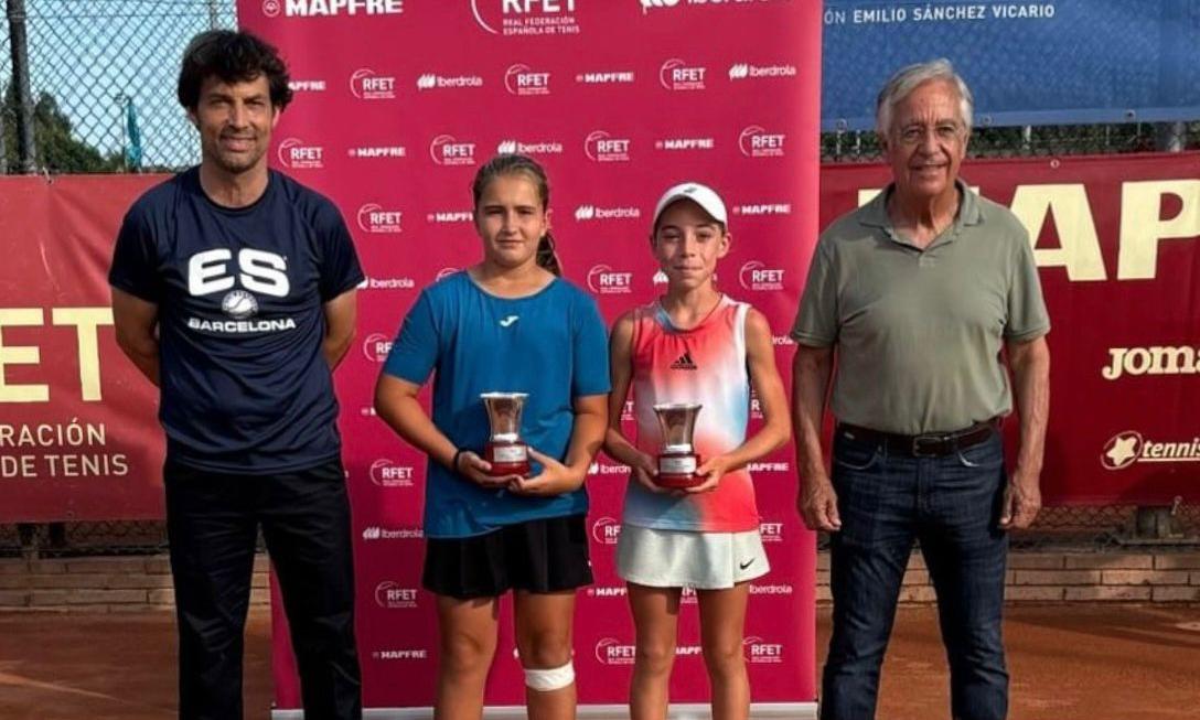 Paula Cuevas, con su trofeo de campeona de España. - 