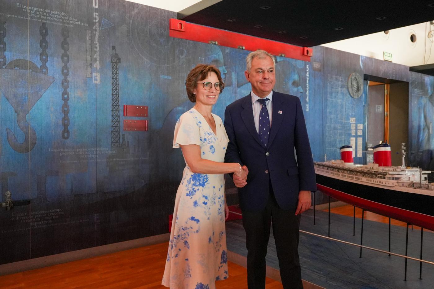 José Luis Sanz junto a Jessika Roswall - AYUNTAMIENTO DE SEVILLA