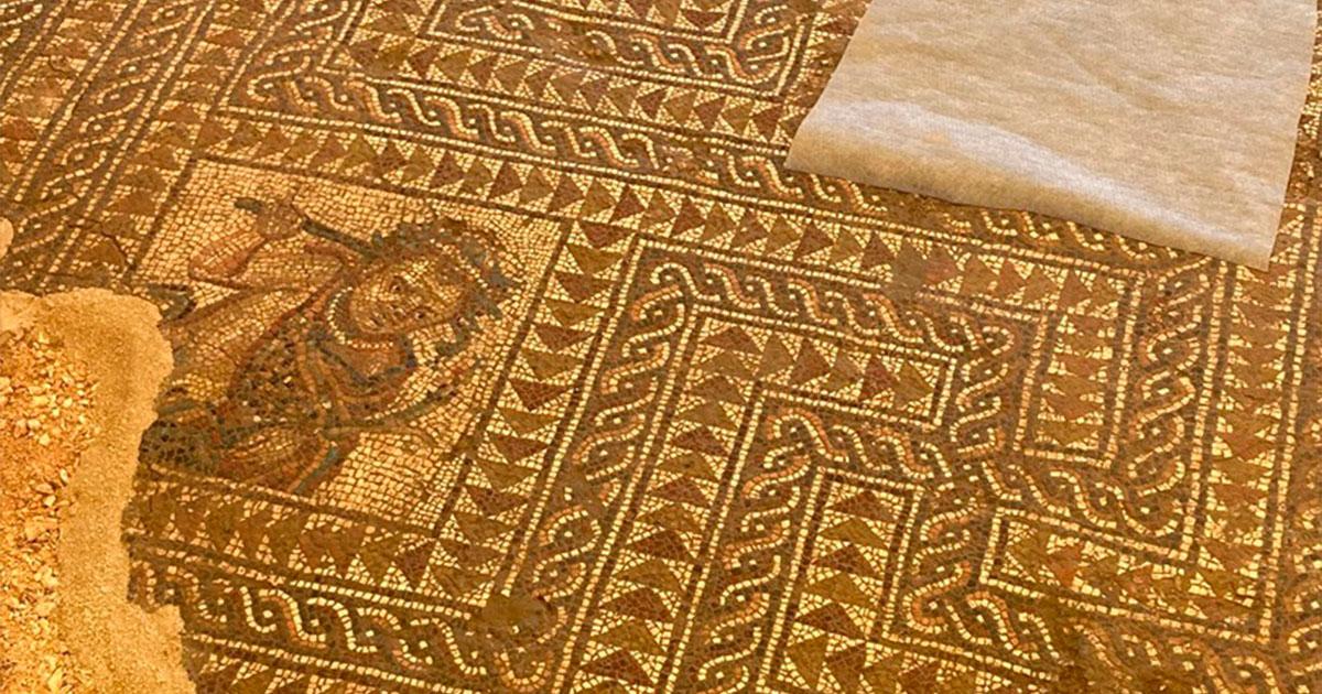 Imagen del nuevo mosaico descubierto en el yacimiento de El Picadero - CEDIDA