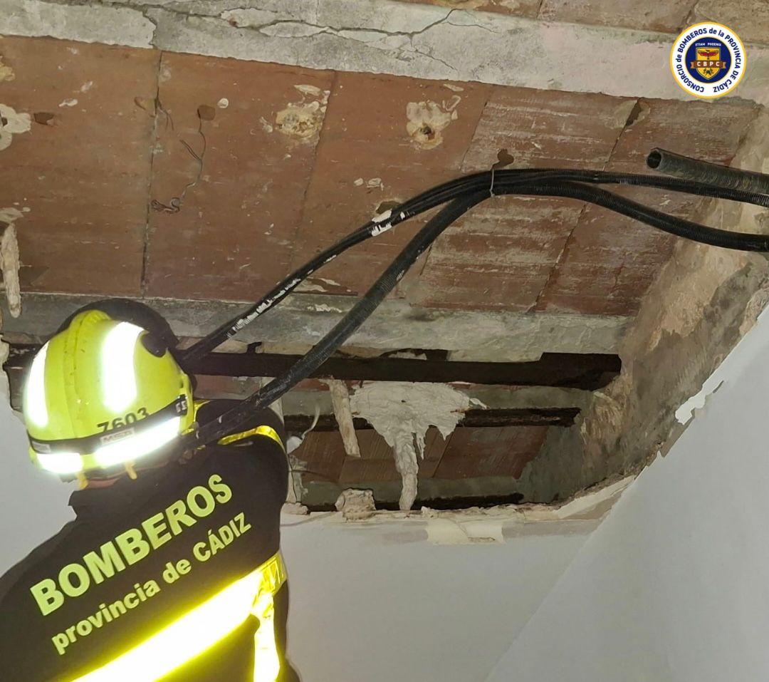 Bombero trabaja en el techo afectado.  - CBPC