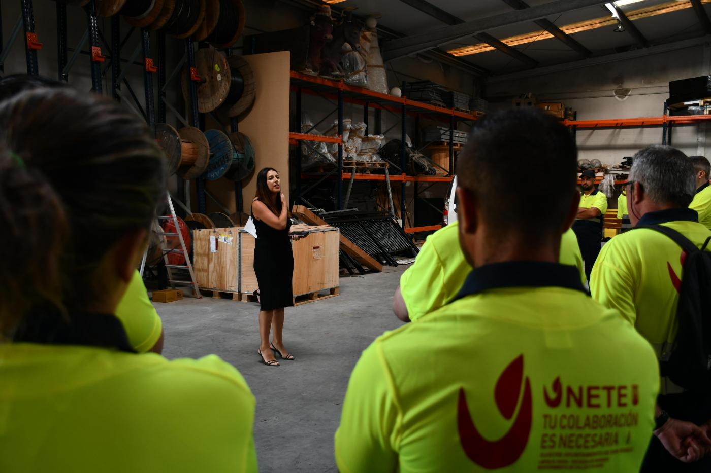 La concejal Belén Jiménez da la bienvenida a trabajadores de Emadesa. - AI