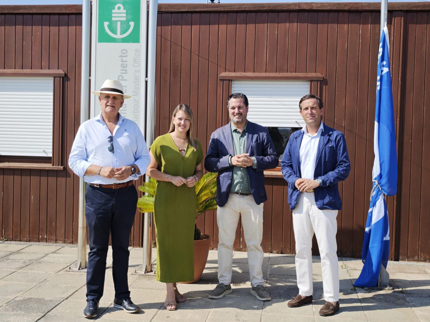 El puerto deportivo de El Terrón ya luce el distintivo Bandera Azul 2025-2026