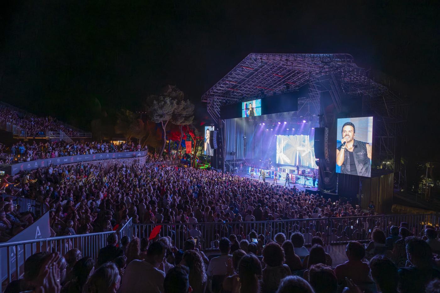 Actuación en un festival anterior. - Cueva de Nerja