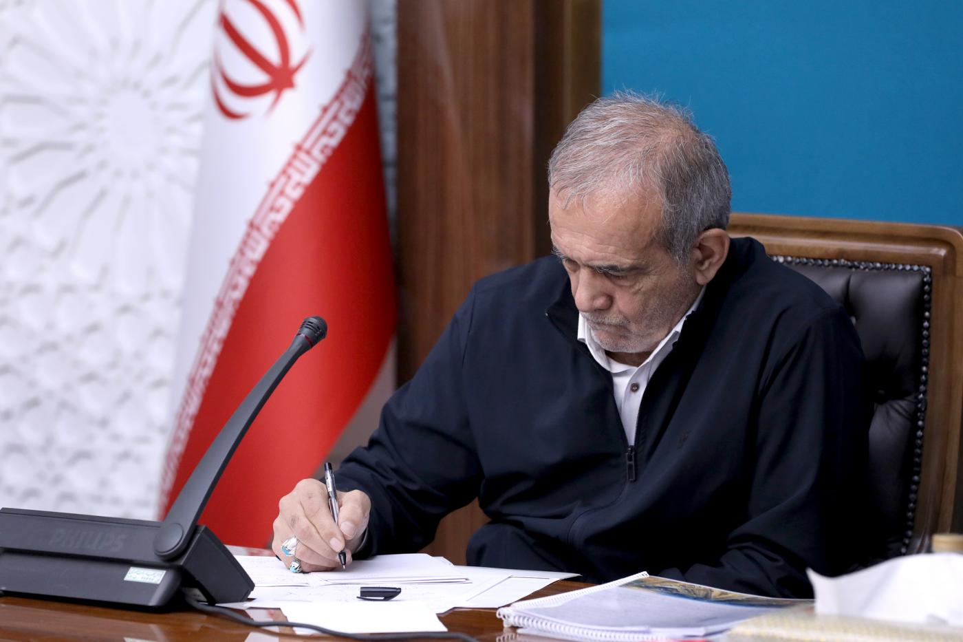 El presidente iraní promulga la ley para suspender la cooperación con el OIEA