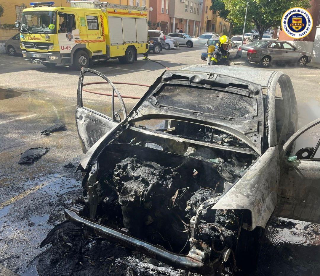 Vehículo calcinado en la barriada de Zafer
