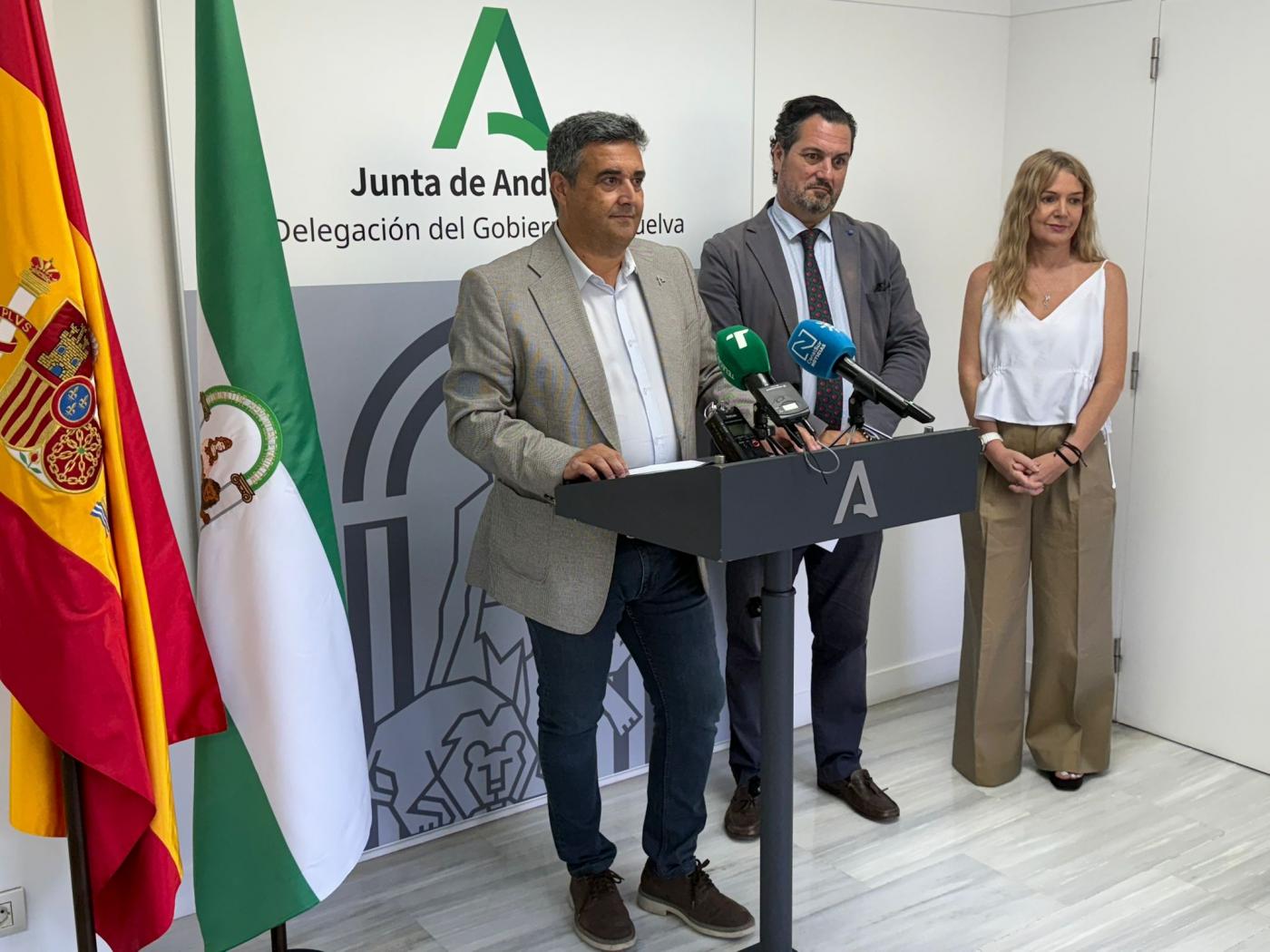 La Junta conecta el interior de la provincia con las playas con cinco rutas en autobús