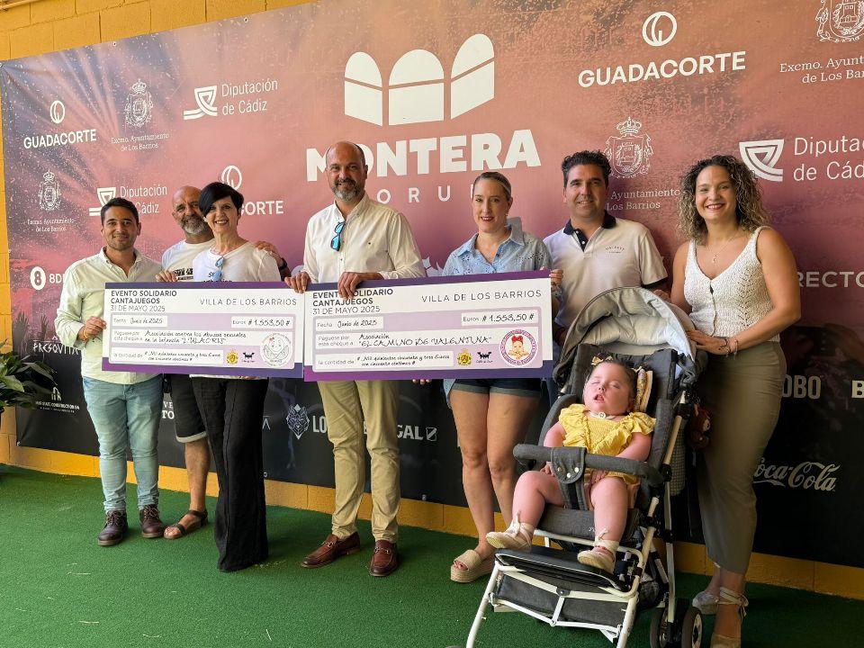 Entrega de los cheques a la asociación de Valentina y Lulacris. - AI