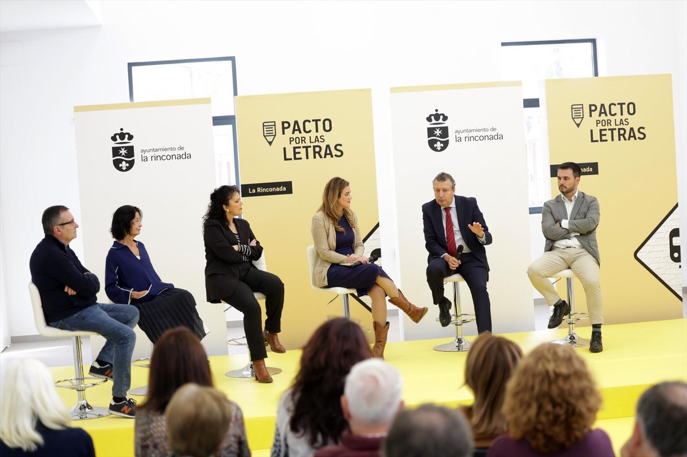 Javier Fernández, en uno de los actos de 'Estación de las Letras' - AYTO LA RINCONADA