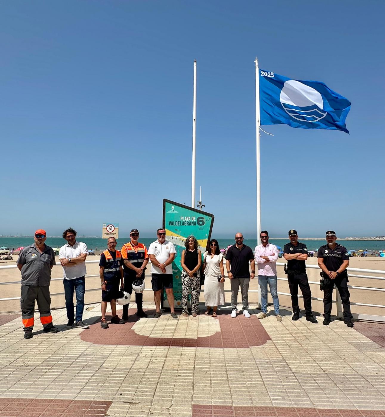 Izada la Bandera Azul en la playa de Valdelagrana