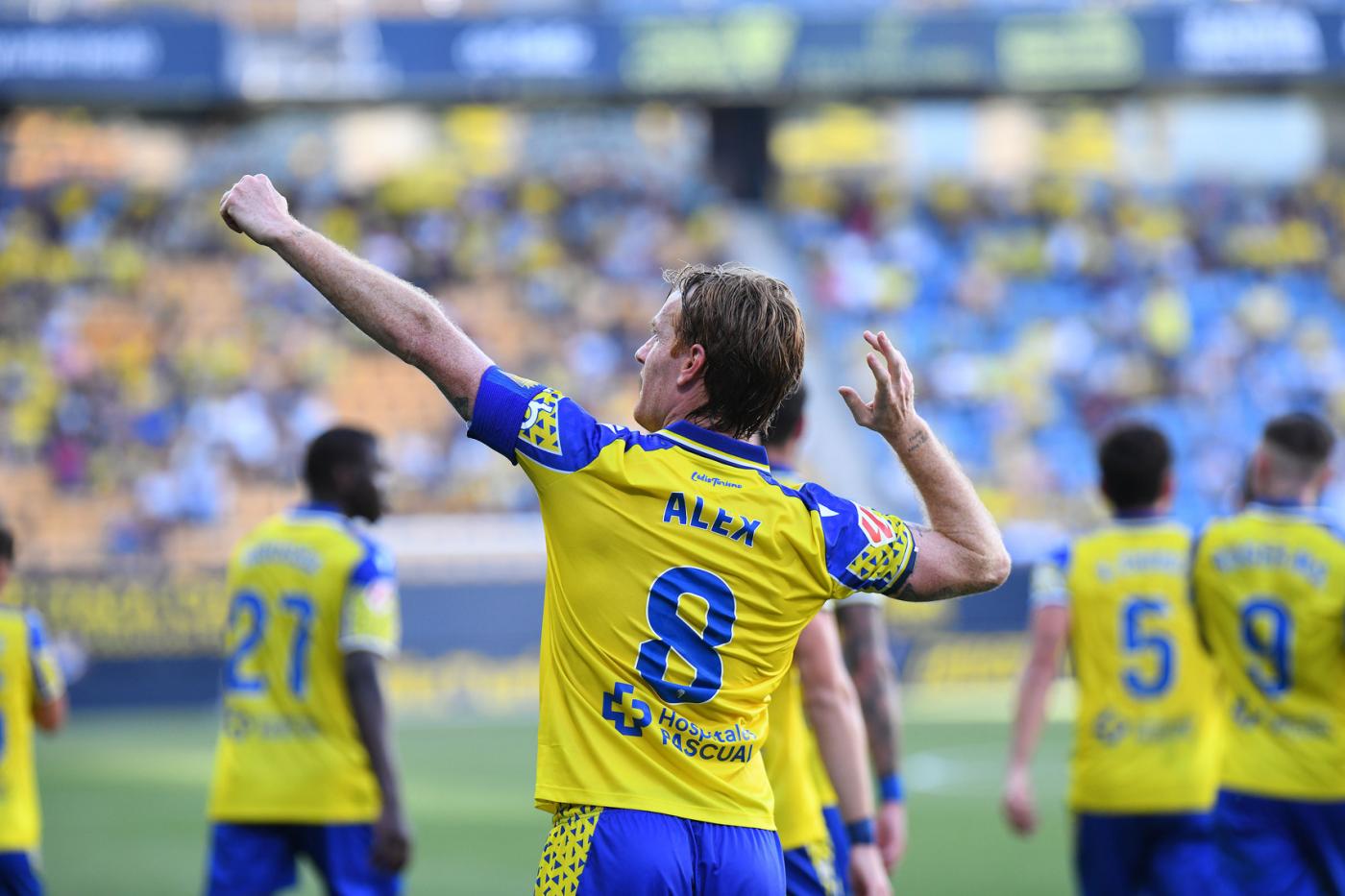 Álex Fernández celebra un gol con su característico gesto del arquero. - Cádiz CF
