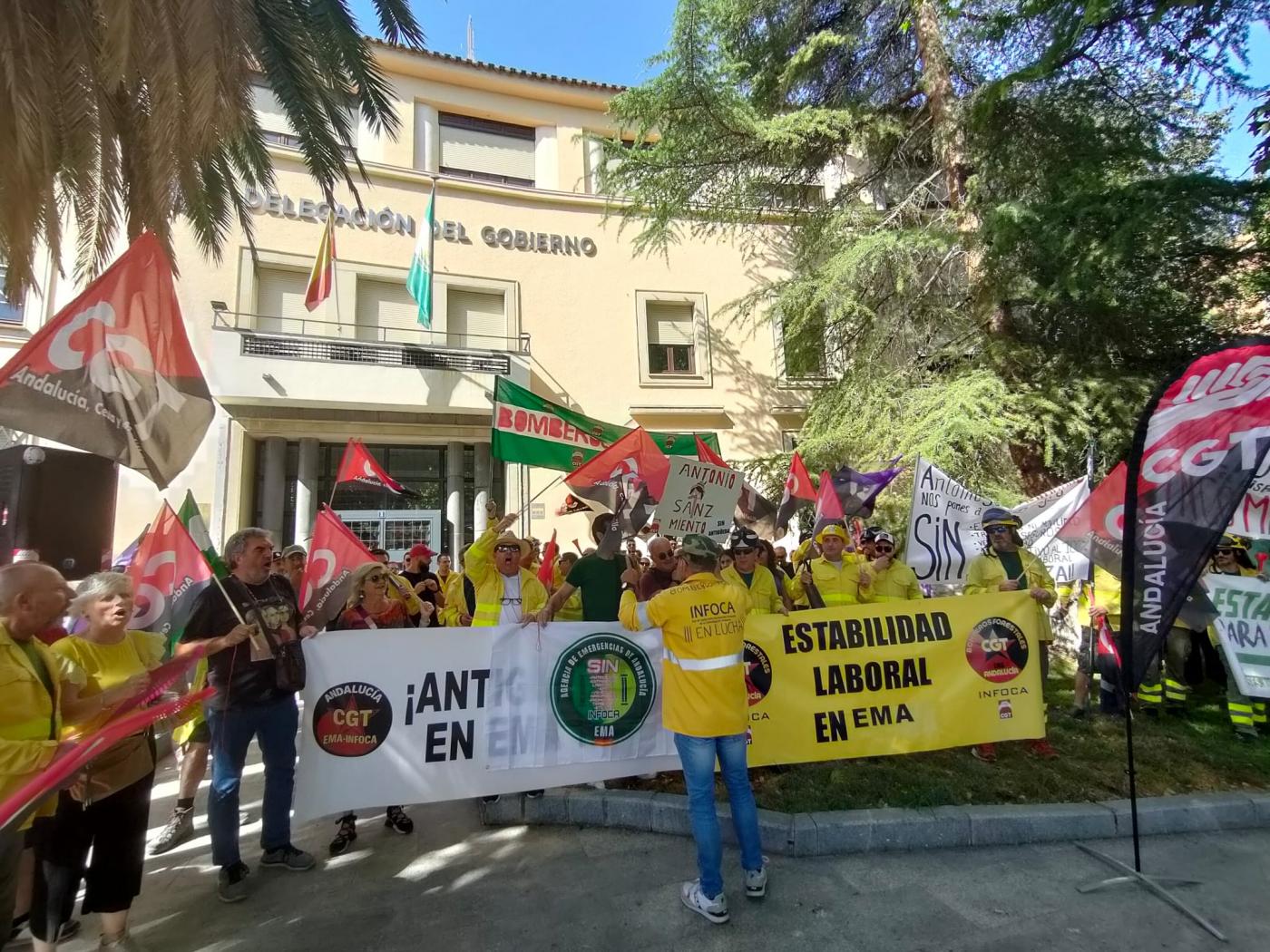Protesta a las puertas de la Delegación de la Junta en Jaén. - 