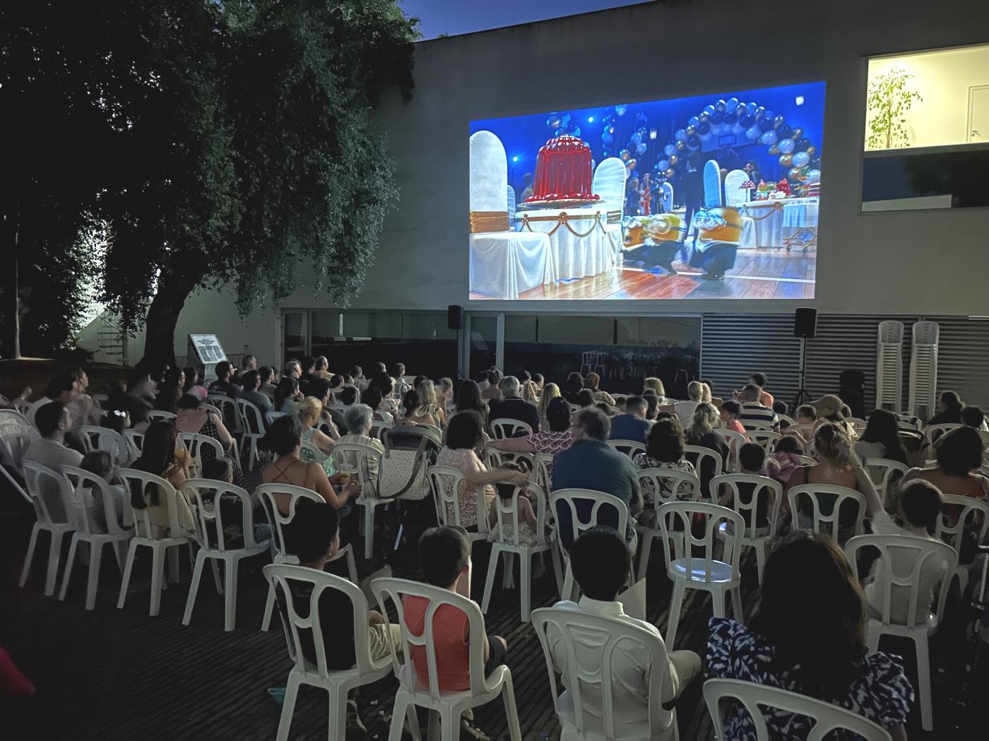 Tomares recupera el cine al aire libre con sesiones en el Patio de las Buganvillas