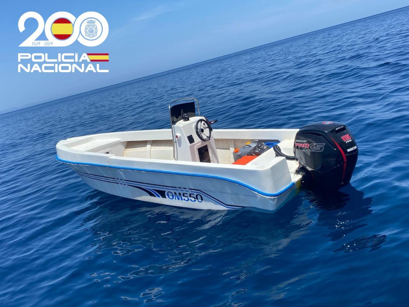 Rescatadas 13 personas en una patera a 5 millas al sur de Cabrera