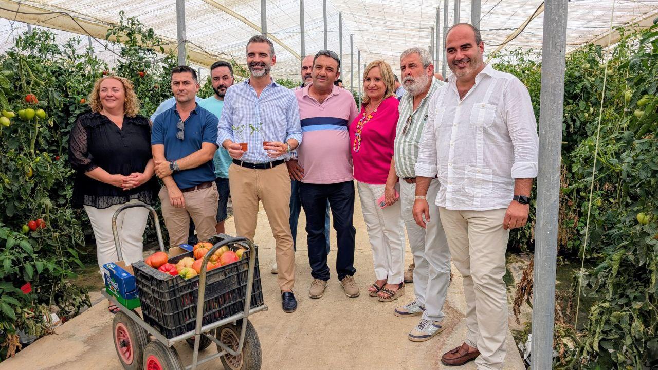 Ramón Fernández-Pacheco visita Conil para conocer sector agrícola y pesquero de cerca