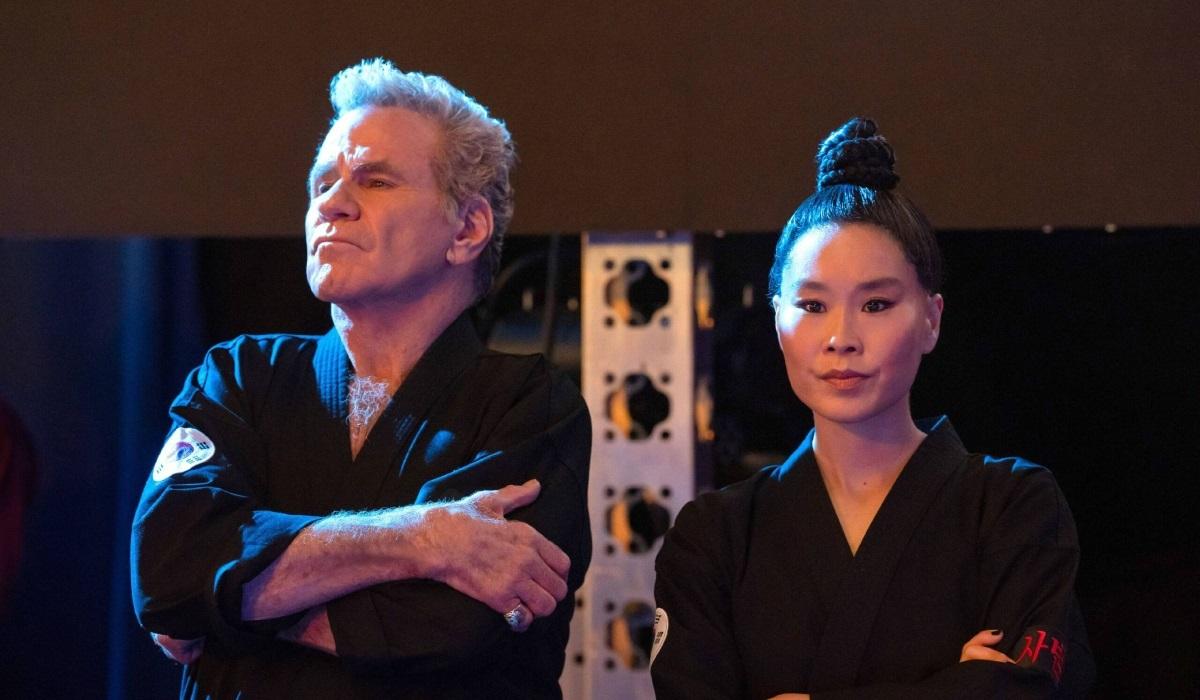 El actor que interpreta al villano en Karate Kid y Cobra Kai muerde a una compañera