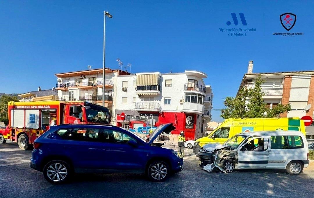 Tres heridos en un choque frontal entre dos coches en Estación de Cártama