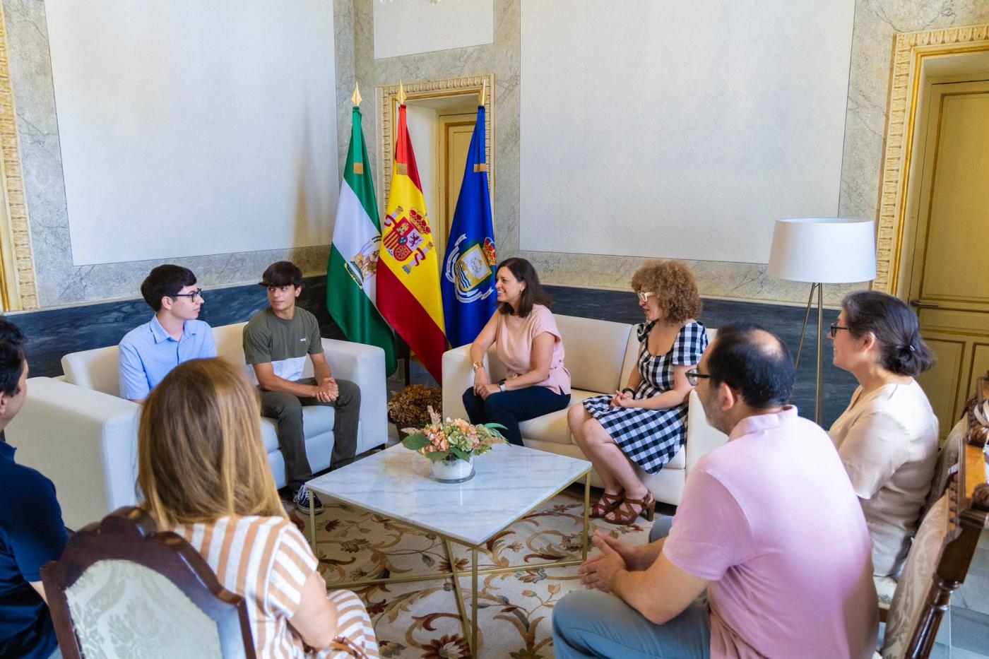 Cavada con los dos alumnos.  - A.I.
