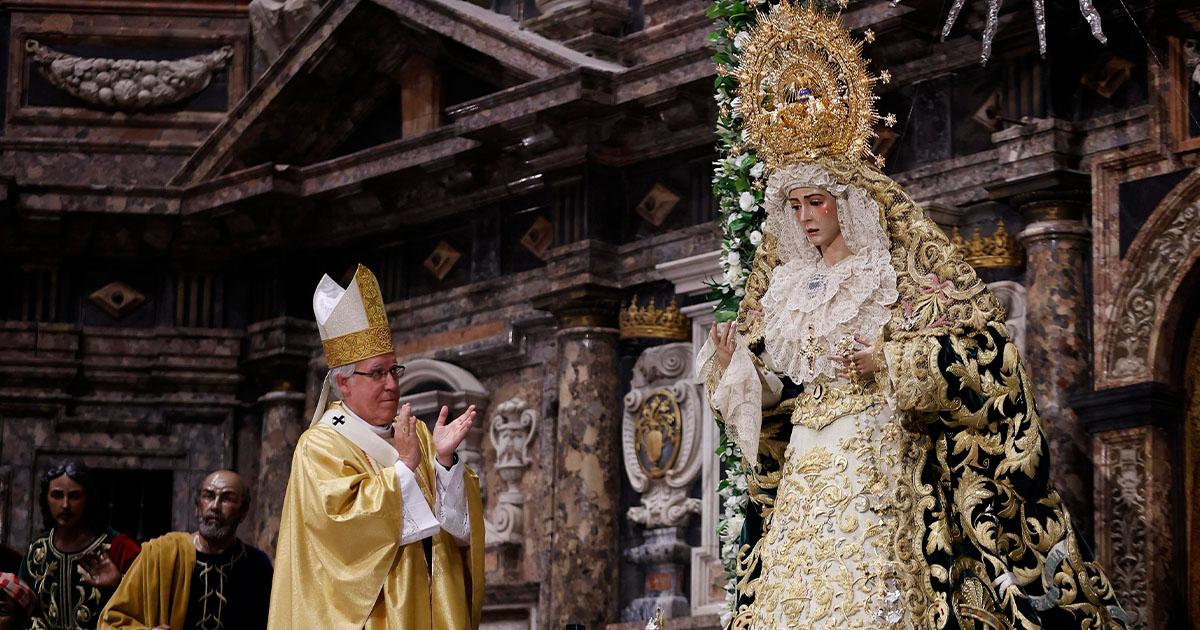 Sevilla corona a su Virgen del Rocío