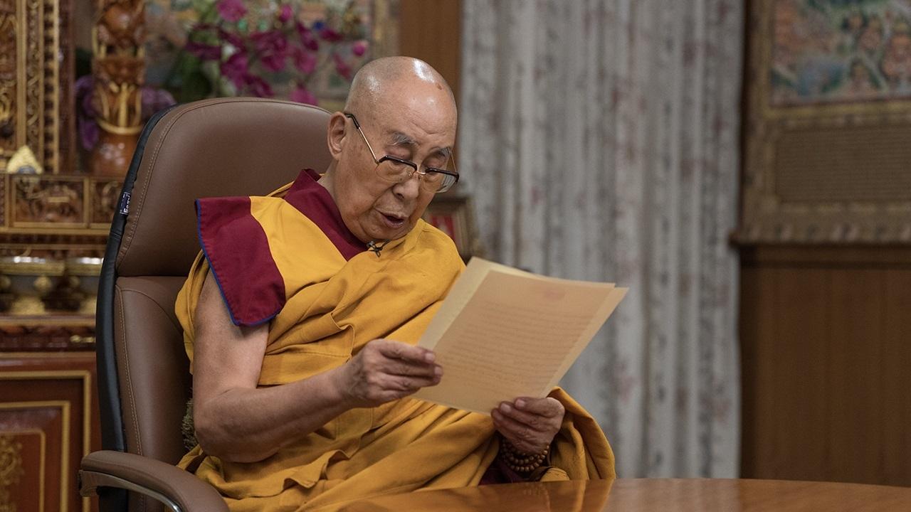 El Dalai Lama asegura que espera superar los 130 años de vida