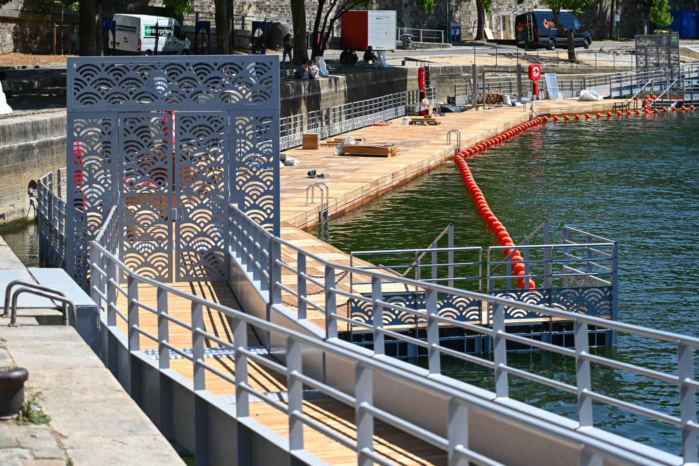 París reabre al nado partes del río Sena por primera vez tras más de un siglo