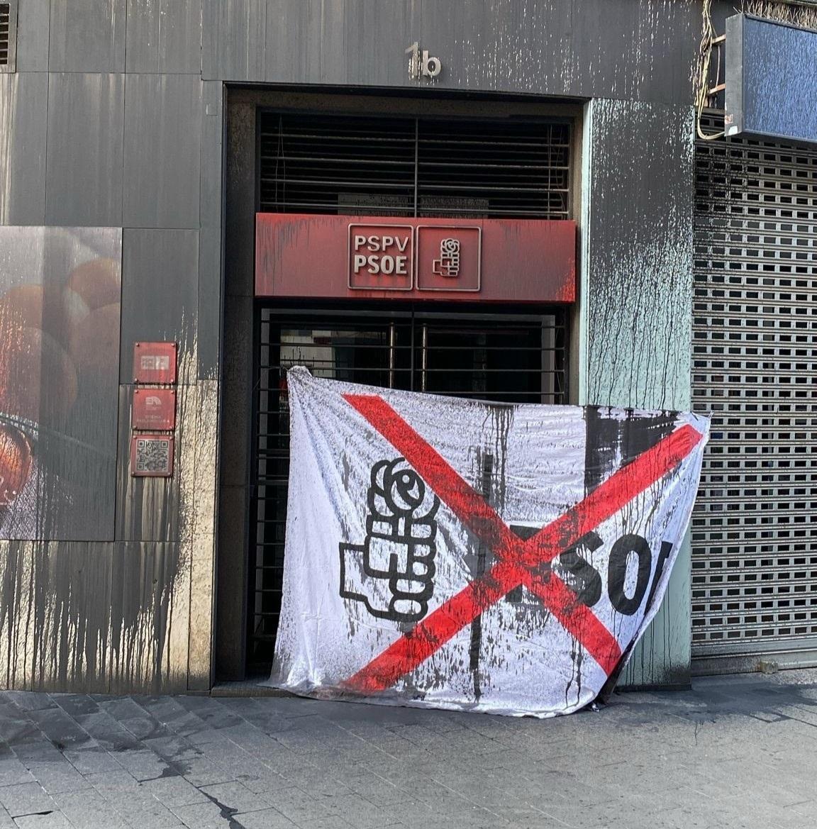 Vandalizan la sede del PSPV-PSOE en Valencia con pintura y una sábana con el logo