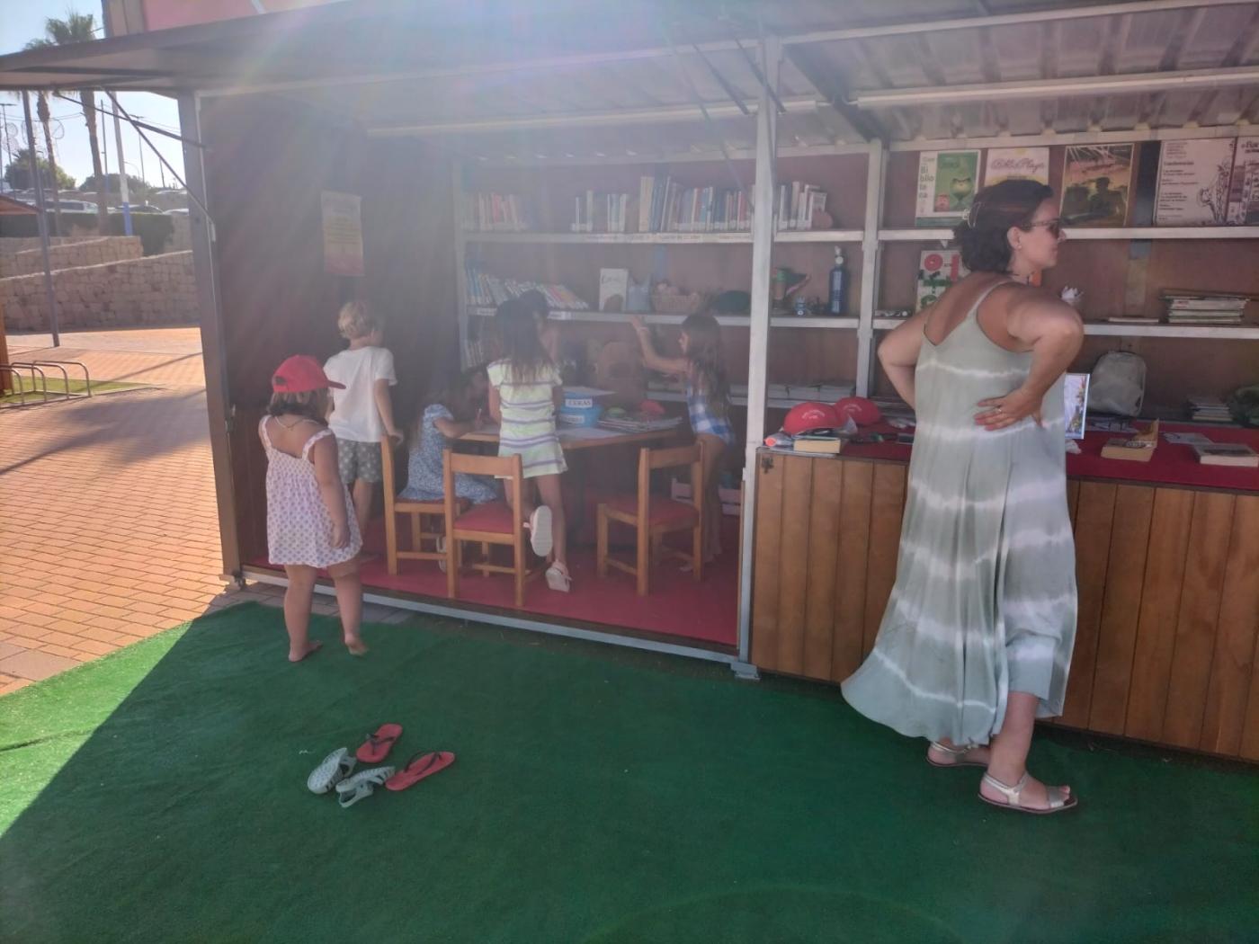 Inician actividades para fomentar la lectura en menores en la Biblioplaya de Torreguadiaro