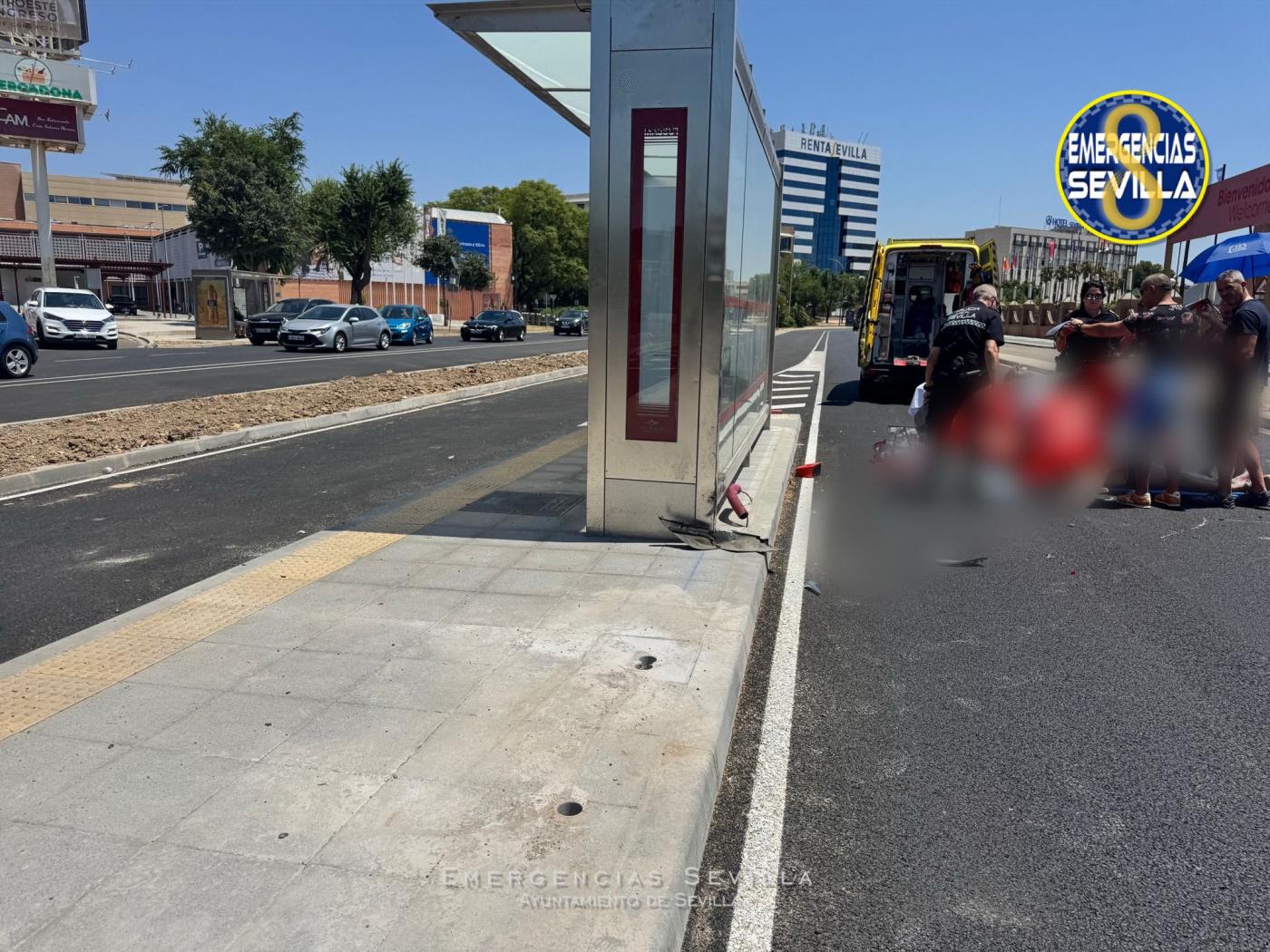 Un motorista, herido grave tras chocar contra una marquesina en Sevilla Este
