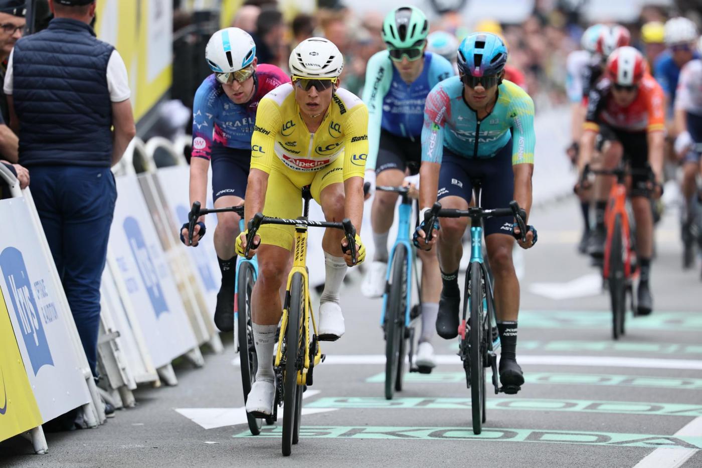 Van der Poel bate a Pogacar en un duelo galáctico y es nuevo líder