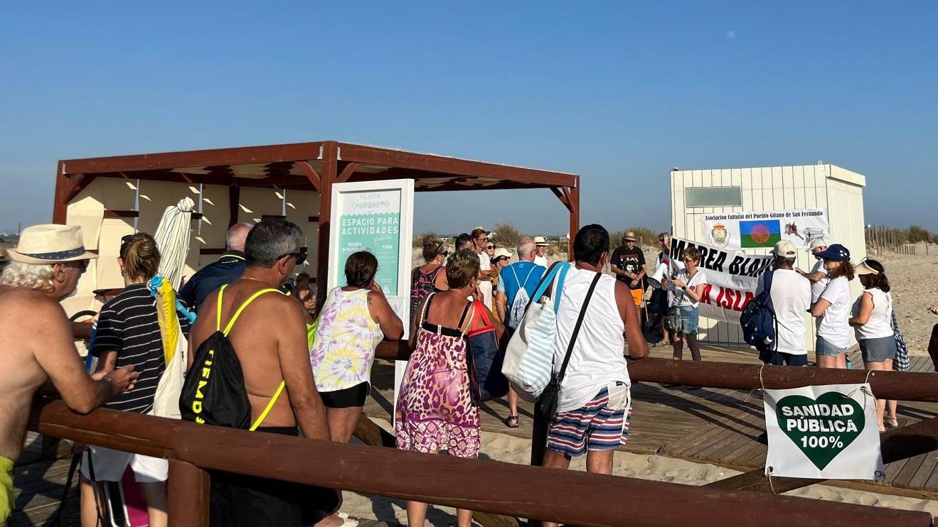 Imagen de la concentración de este domingo en la playa.  - Marea Blanca